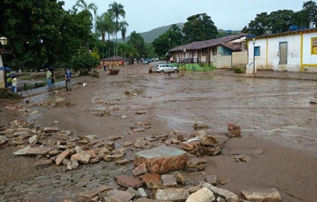 Chuva Forte Causa Estragos Em Piren Polis Brasil