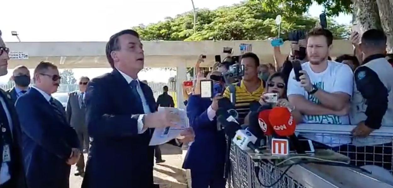 Bolsonaro Manda Jornalistas Calarem A Boca E Chama Folha De Jornal