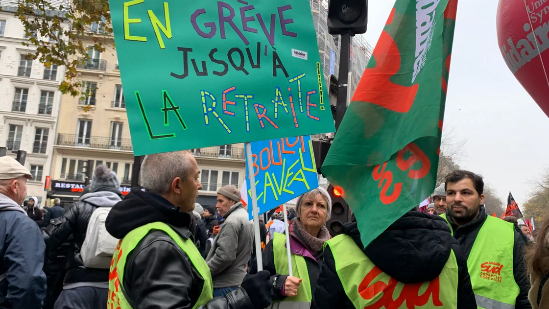 Sindicatos na França anunciam greve maciça em protesto contra política