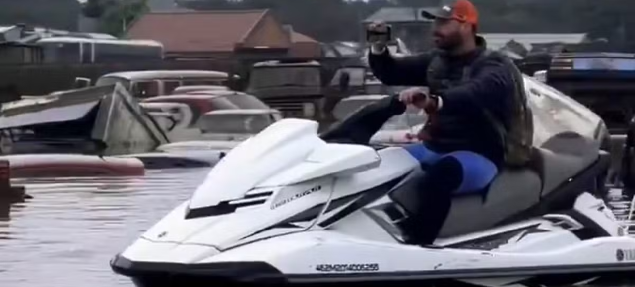 Eduardo Bolsonaro grava vídeo pilotando jet ski no RS e internautas