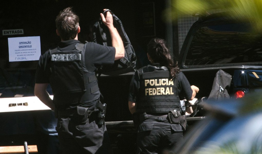 Brasília - Agentes da Polícia Federal descarregam objetos e documentos apreendidos durante a Operação Greenfield. (Marcelo Camargo/Agência Brasil)