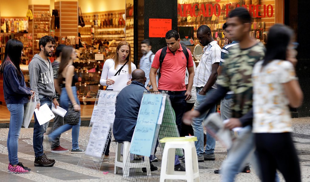 Pessoas olham anúncios de emprego em rua no centro de São Paulo, Brasil 29/06/2017 REUTERS/Paulo Whitaker