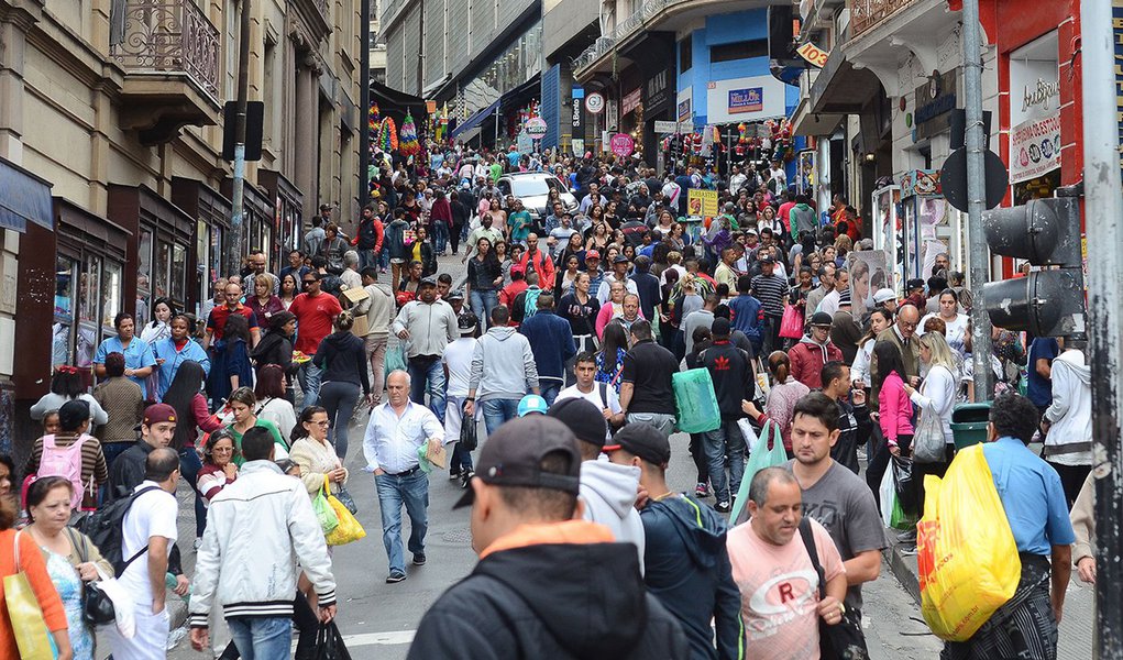 São Paulo - Movimento no comércio da rua 25 de Março no mês do Natal.