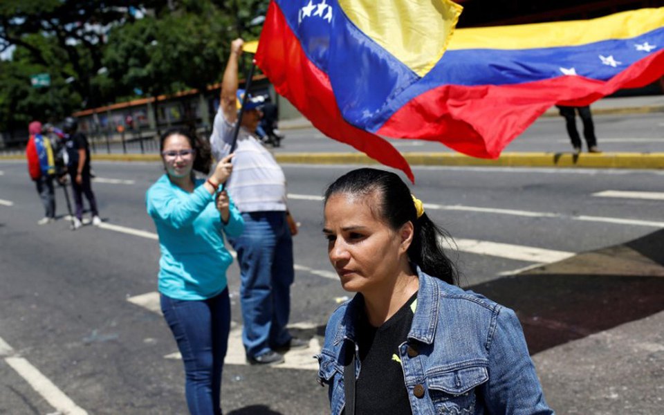 Manifestantes balançam bandeiras da Venezuela durante protesto contra presidente do país, Nicolás Maduro, em Caracas 08/08/2017 REUTERS/Andres Martinez Casares