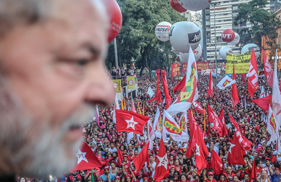 Povo com Lula em ato pela democracia na praça da República, em São Paulo. #Lula #PovoComLula Fotos: Ricardo Stuckert