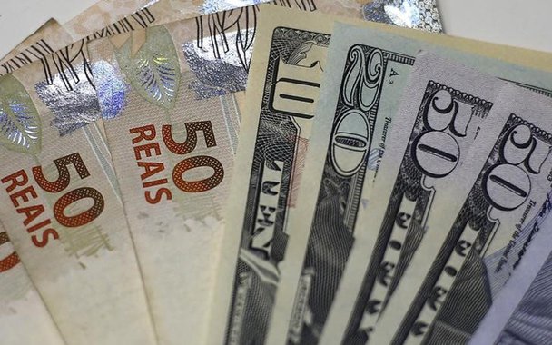 Notas de reais e dólares em casa de câmbio no Rio de Janeiro 10/09/2015 REUTERS/Ricardo Moraes