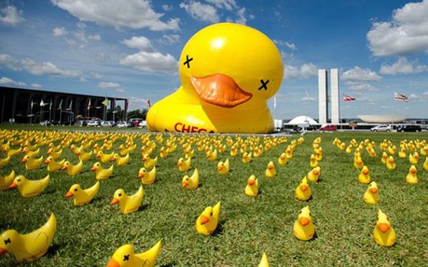 Bras�lia - A Federa��o das Ind�strias do Estado de S�o Paulo (Fiesp) promove manifesto em frente ao Congresso Nacional contra o aumento de impostos (Marcelo Camargo/Ag�ncia Brasil)