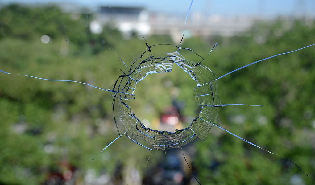Fiocruz promove ato contra a violência em Manguinhos, uma bala perdida varou a janela de uma sala de trabalho da Escola Politécnica de Saúde Joaquim Venâncio((EPSJV), unidade técnico-ciêntífica da Fiocruz, instituição pública federal de ensino e pesquisa