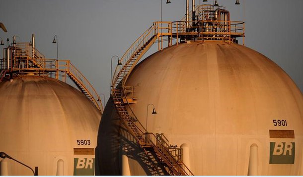 Tanques da Petrobras em Brasília, no Brasil 31/08/2017 REUTERS/Ueslei Marcelino