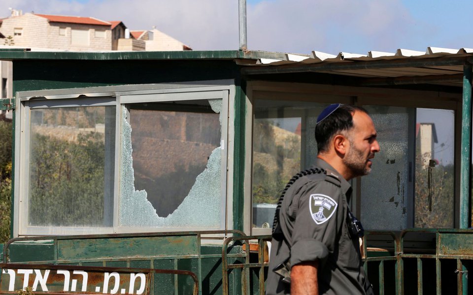Policial israelense passa por posto de controle danificado depois que palestino deixou três guardas israelenses mortos em assentamento judeu, na Cisjordânia ocupada 26/09/2017 REUTERS/Ammar Awad