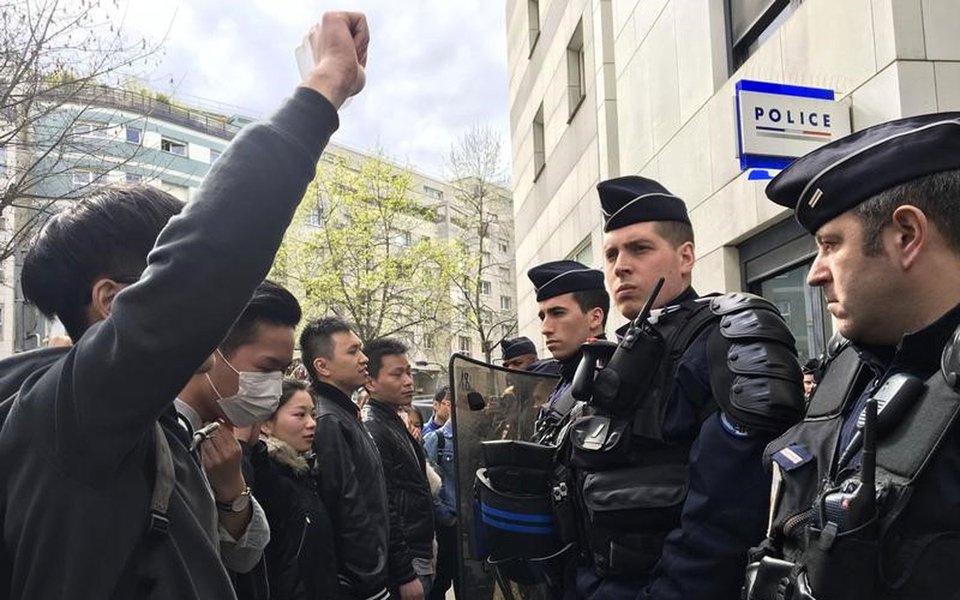 Membros da comunidade chinesa protestam em frente a uma delegacia de polícia de Paris. 28/03/2017 REUTERS/Noemie Olive
