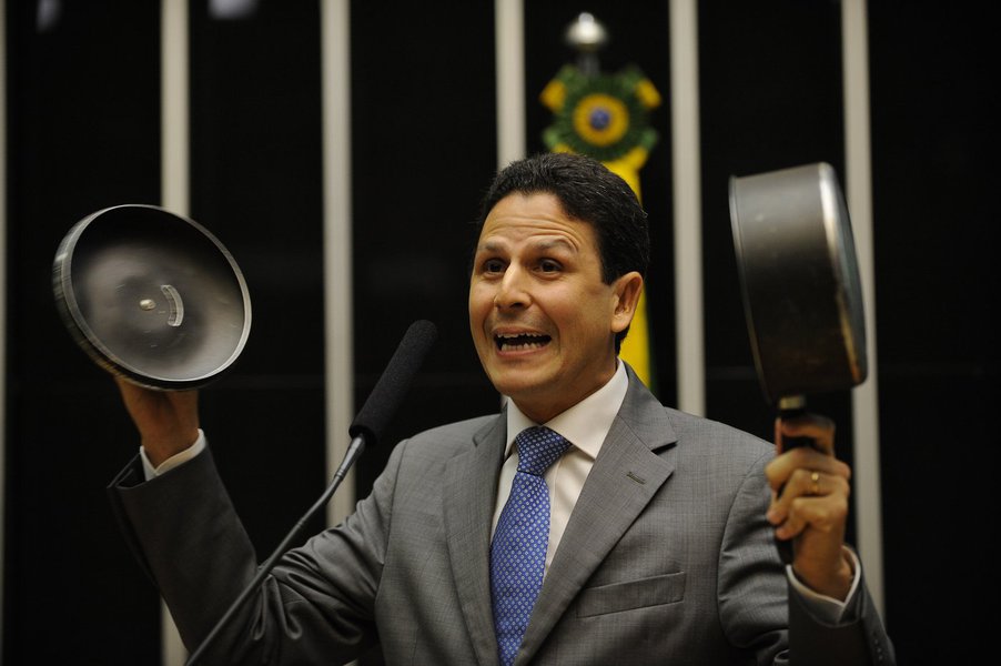 Deputado Bruno Araújo (PSDB-PE) bate panela na tribuna durante sessão ordinária para votação de propostas (Fabio Rodrigues Pozzebom/Agência Brasil)