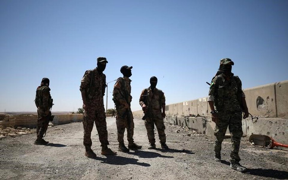 Militantes das Forças Democráticas da Síria (FDS) na cidade de Tabqa, após tomarem a região do controle do Estado Islâmico, na Síria. 12/05/2017 REUTERS/Rodi Said