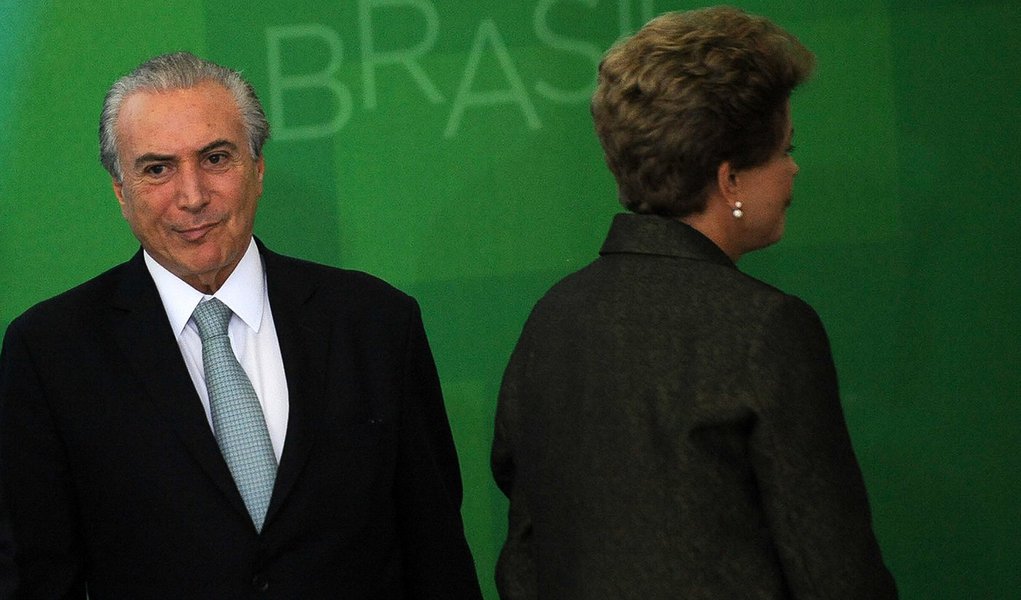 A presidenta Dilma Rousseff dá posse ao novo ministro do Turismo, Henrique Eduardo Alves. E/D: Henrique Alves, Michel Temer e Dilma Rousseff (José Cruz/Agência Brasil)