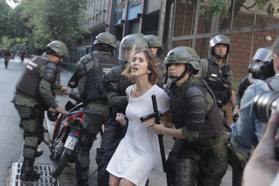 Damiana Negrim Barcello presa por policiais argentinos durante protesto naquele país