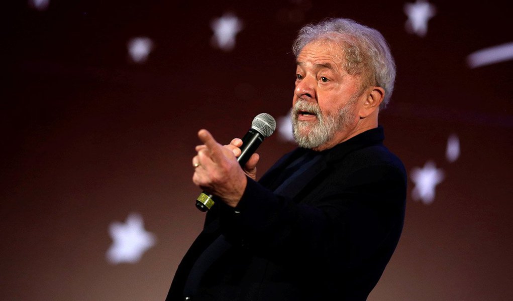 O ex-presidente brasileiro Luiz Inacio Lula da Silva fala durante evento em Brasília, no Brasil 19/11/2017 REUTERS/Ueslei Marcelino