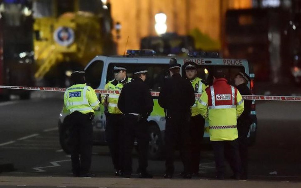 Policiais em local de ataque em Londres 22/3/2017 REUTERS/Hannah McKay