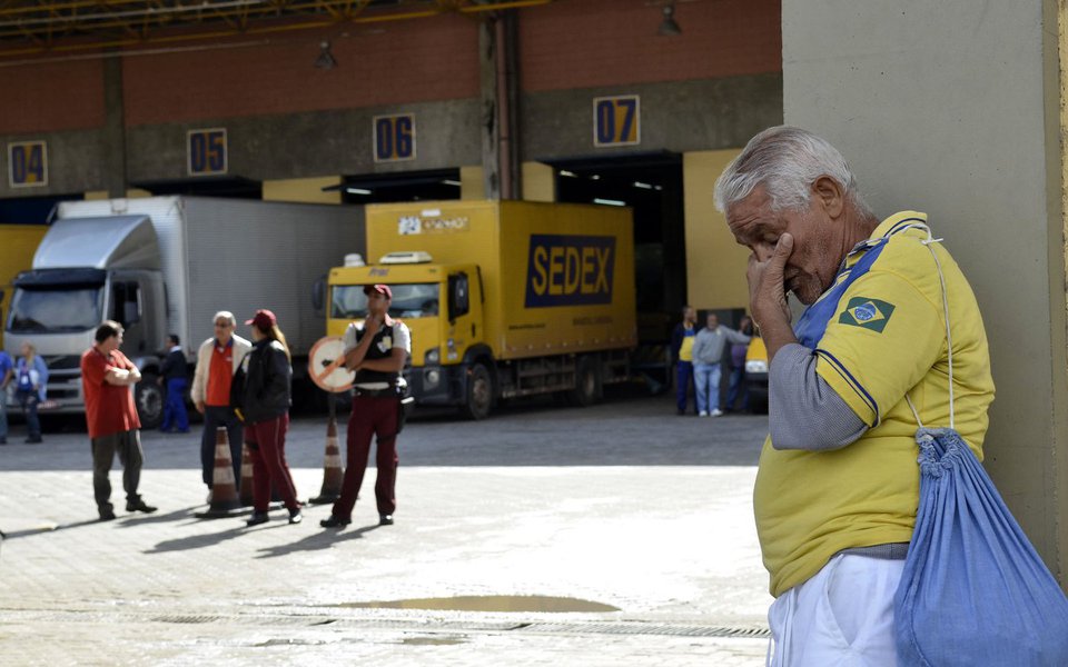 Centro de Tratamento de Encomendas de Benfica. Um dos locais onde trabalhadores dos Correios fazem paralisa��es, e reivindicam contrata��es e condi��es dignas de trabalho (T�nia R�go/Ag�ncia Brasil)