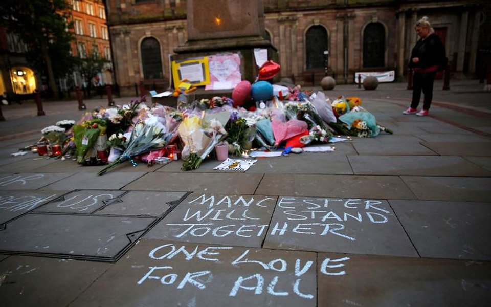 Uma mulher observa flores colocadas para vítimas do ataque na Arena de Manchester, na Inglaterra. 23/05/2017 REUTERS/Stefan Wermuth