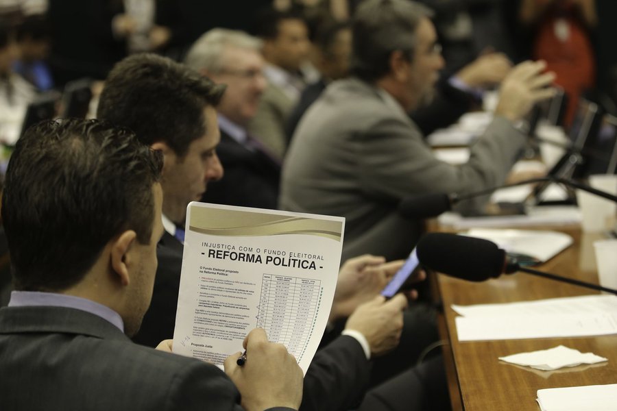 Deputados retomarão a votação dos destaques da proposta de reforma política na manhã desta quinta-feira Fabio Rodrigues Pozzebom/Agência Brasil