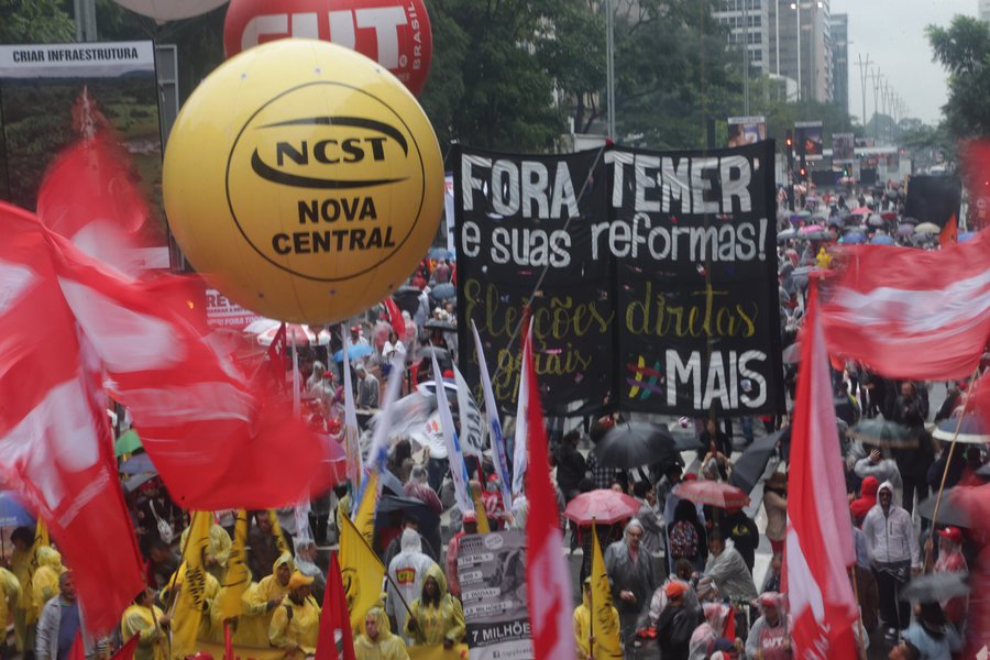 21/05/2017- São Paulo- SP, Brasil- Manifestantes faz na tarde deste domingo (21) um protesto na Avenida Paulista contra o governo Michel Temer e pedindo eleições diretas já Foto: Paulo Pinto/AGPT
