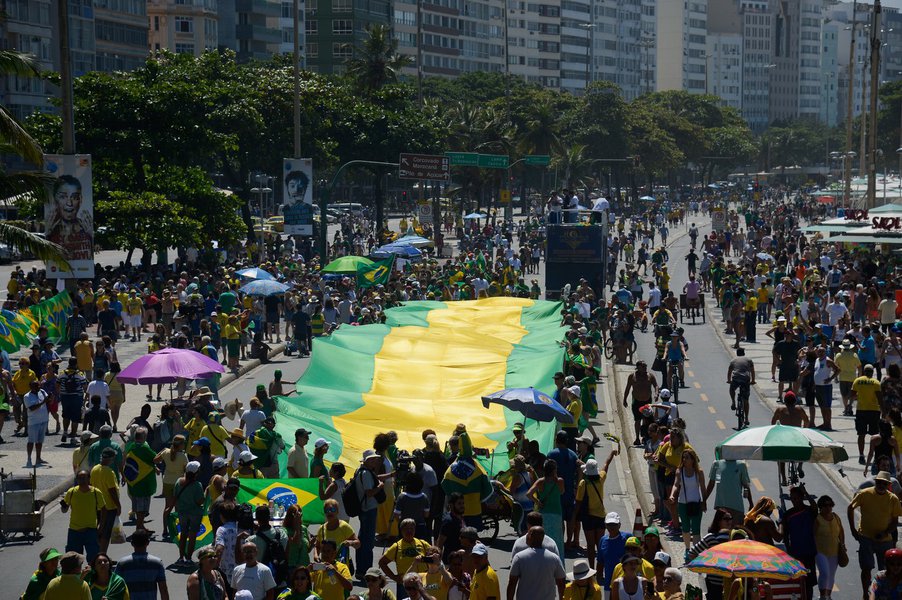 26/03/2017- Rio de Janeiro- RJ, Brasil- Manifestação em Copacabana pede fim da impunidade e do foro privilegiado, em apoio à operação Lava Jato da Polícia Federal Foto: Fernando Frazão / Agência Brasil