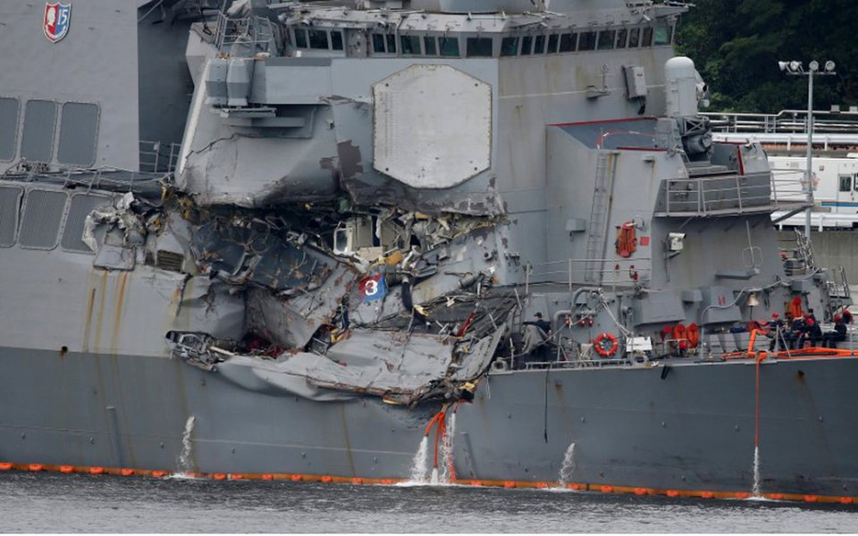 Destróier de mísseis guiados norte-americano USS Fitzgerald, após colisão na base naval de Yokosuka, no Japão 18/06/2017 REUTERS/Toru Hanai