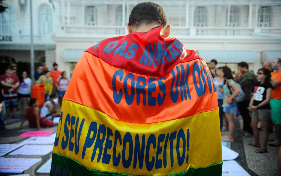 Ato contra a LGBTfobia e pela criminalização da homofobia, na praia de Copacabana zona sul da cidade, reúne dezenas de pessoas (Tânia Rêgo/Agência Brasil)