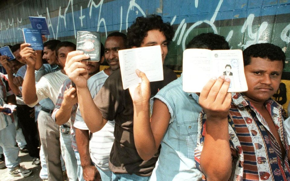 Brasil, S�o Paulo, SP. 09/03/1998. Desempregados em fila mostram suas carteiras de trabalho na Avenida Marqu�s de S�o Vicente, zona oeste da capital paulista. - Cr�dito:EPIT�CIO PESSOA/ESTAD�O CONTE�DO/AE/Codigo imagem:36339