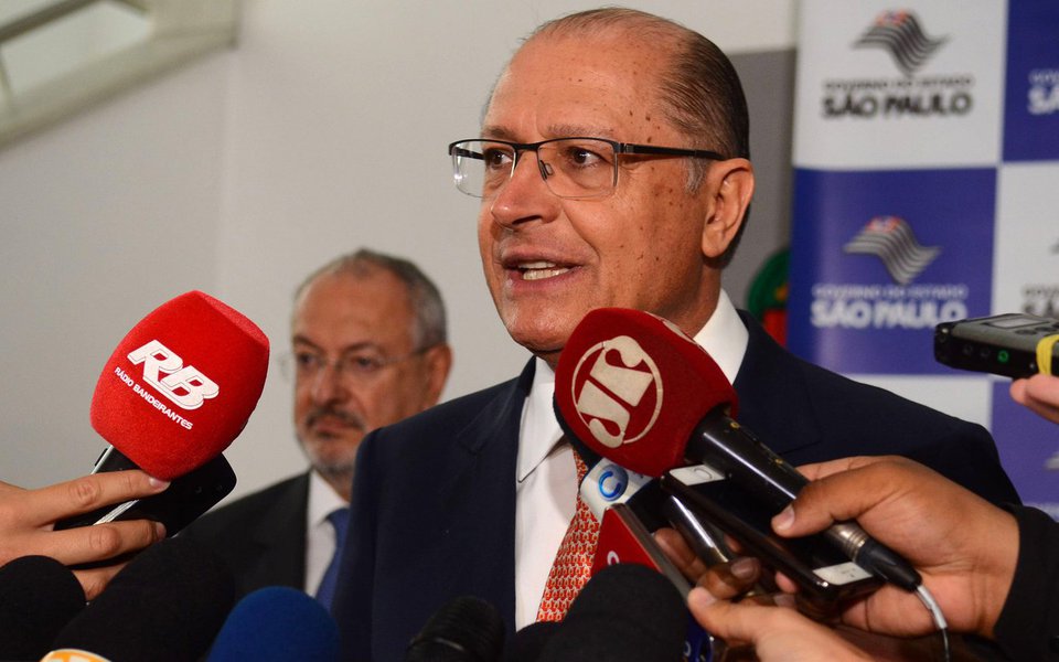 São Paulo - O governador de SP, Geraldo Alckmin anuncia a convocação de mais de 20 mil professores para o próximo ano letivo, no Palácio dos Bandeirantes (Rovena Rosa/Agência Brasil)
