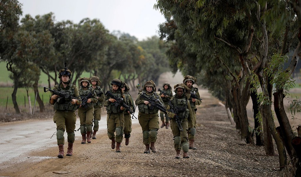 Soldados israelenses fazem ronda em área perto da fronteira entre Israel e Gaza 15/12/2017 REUTERS/Amir Cohen