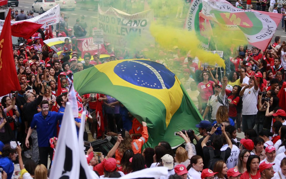03/10/2015 - São Paulo - SP - Manifestantes da CUT realizaram um protesto “em defesa da Petrobras e da democracia” na manhã deste sábado (3) na Avenida Paulista. Foto: Paulo Pinto/ Agência PT