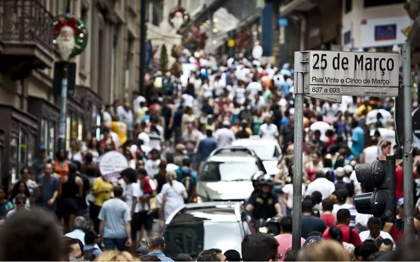 O movimento na Rua 25 de Março, maior centro de comércio popular de São Paulo