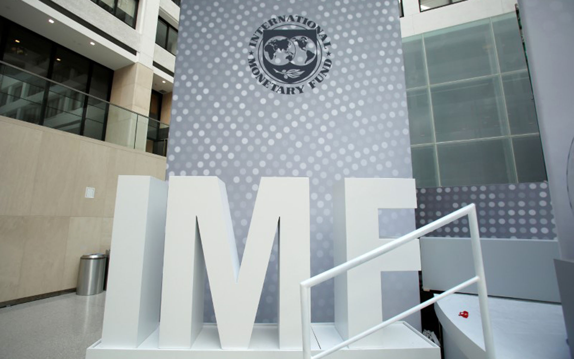 Logo do Fundo Monetário Internacional (FMI) é visto em sede, em Washington 09/10/2016 REUTERS/Yuri Gripas
