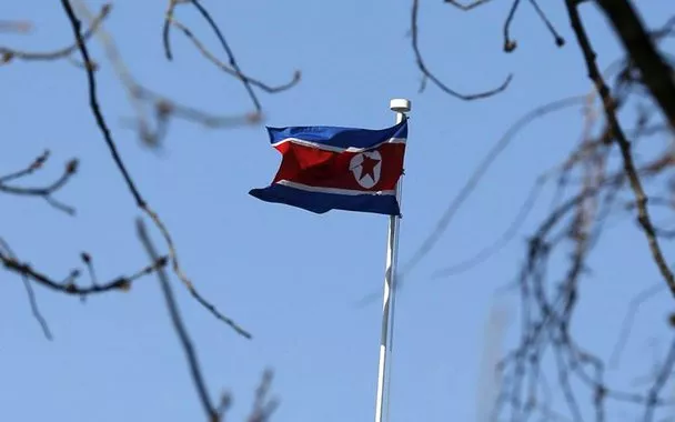 Bandeira da Coreia do Norte, na embaixada em Pequim, na China