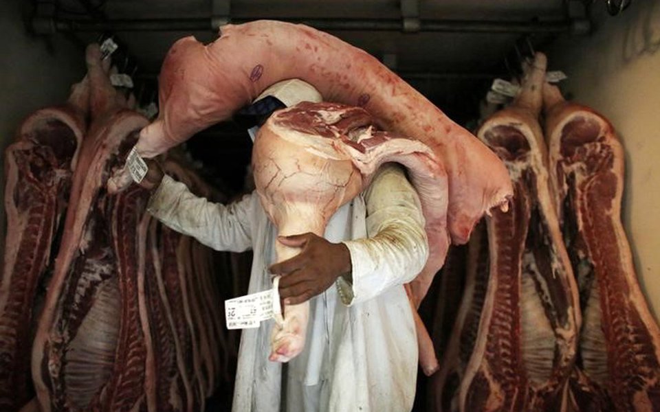Funcionário carrega pedaços de carne em açougue de São Paulo 10/10/2014 REUTERS/Nacho Doce