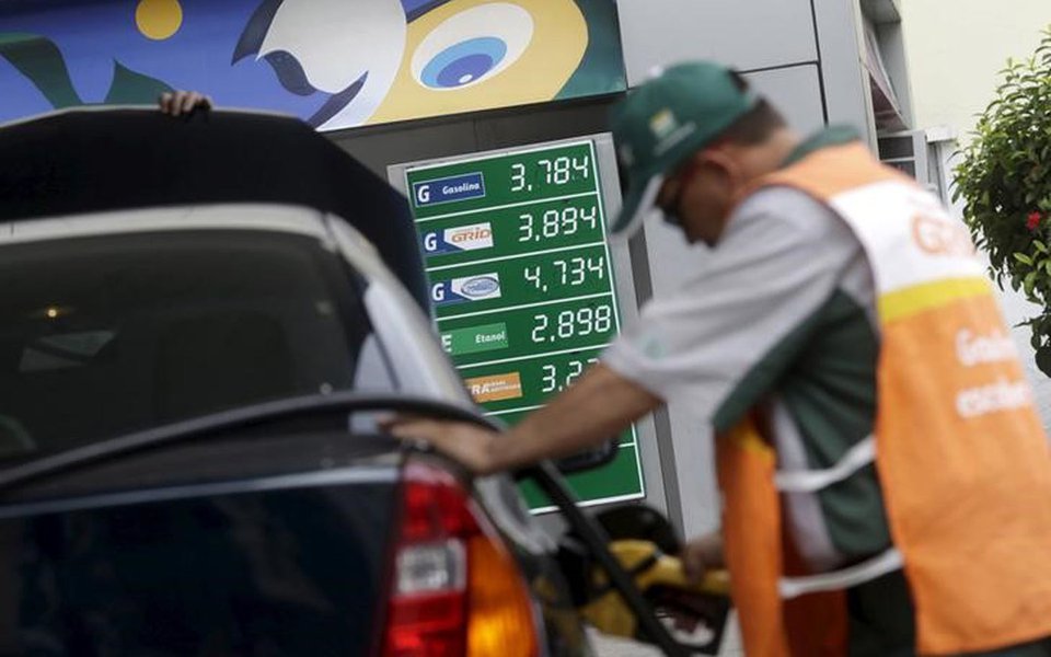Funcionário abastece carro em posto de combustíveis no Rio de Janeiro, Brasil 30/9/2015 REUTERS/Ricardo Moraes