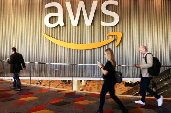 Visitantes da conferência anual de computação em nuvem da Amazon caminham diante do logo da Amazon Web Service (AWS) em Las Vegas, Estados Unidos 30/11/2017 REUTERS/Salvador Rodriguez