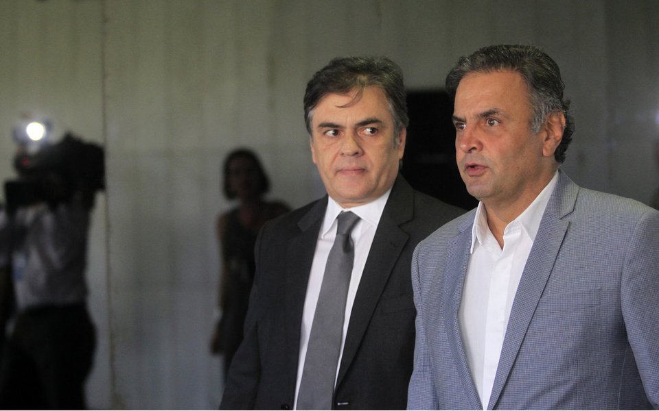 Senador Aécio Neves (PSDB-MG) e senador Cássio Cunha Lima (PSDB-PB) chegam para reunião com lideranças da oposição. Foto: Beto Barata/Agência Senado