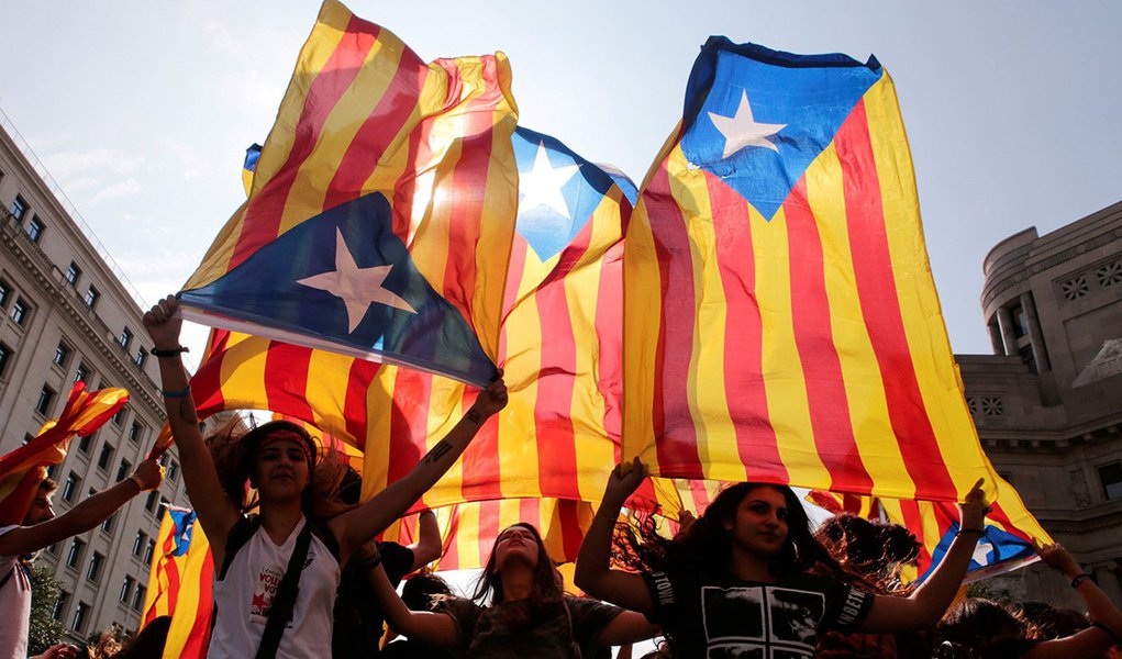 Manifestantes levantam bandeiras da Catalunha durante protesto, em Barcelona 03/10/2017 REUTERS/Enrique Calvo