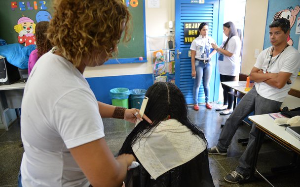 Mutirão da cidadania em São Sebastião. Corte comunitário de cabelo (Valter Campanato/Agência Brasil)