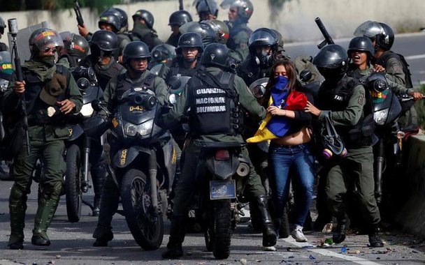 Piloto venezuelano acusado de terrorismo aparece em protesto contra Maduro