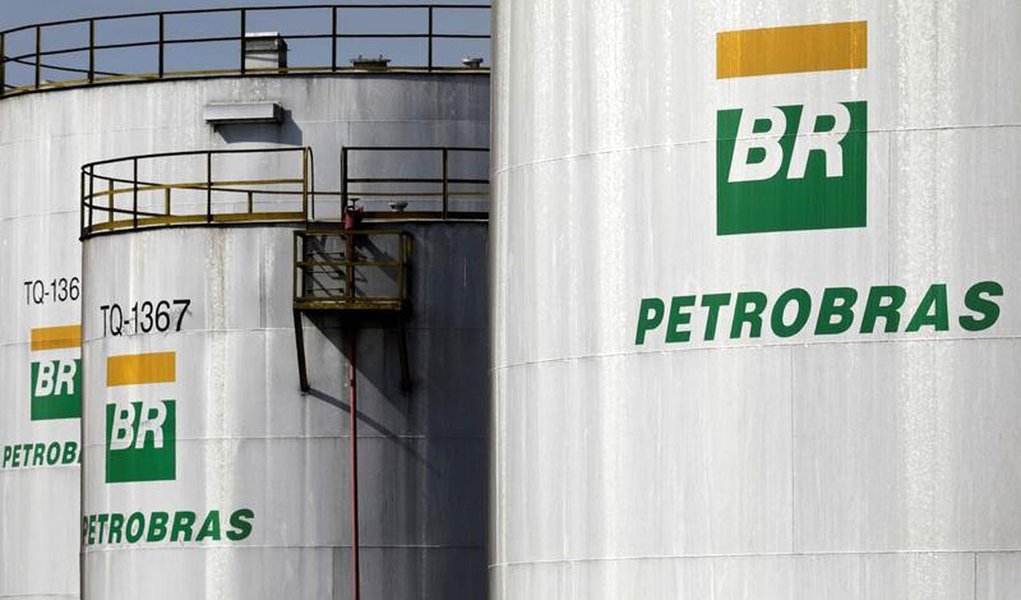 Tanques da Petrobras em refinaria da estatal em Paulínia, no Estado de São Paulo, Brasil 01/07/2017 REUTERS/Paulo Whitaker