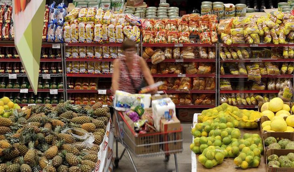 Consumidora faz compras em mercado em São Paulo 11/01/2017 REUTERS/Paulo Whitaker