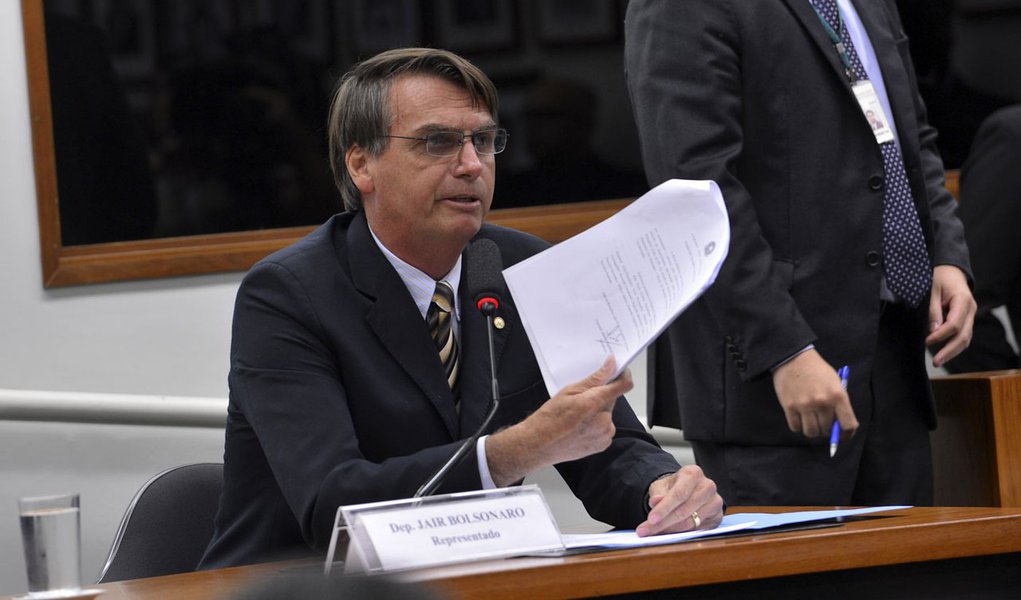 O deputado Jair Bolsonaro durante sessão do Conselho de Ética da Câmara dos Deputados que instaurou nesta terça-feira (16) processo por quebra de decoro contra o deputado (Wilson Dias/Agência Brasil)