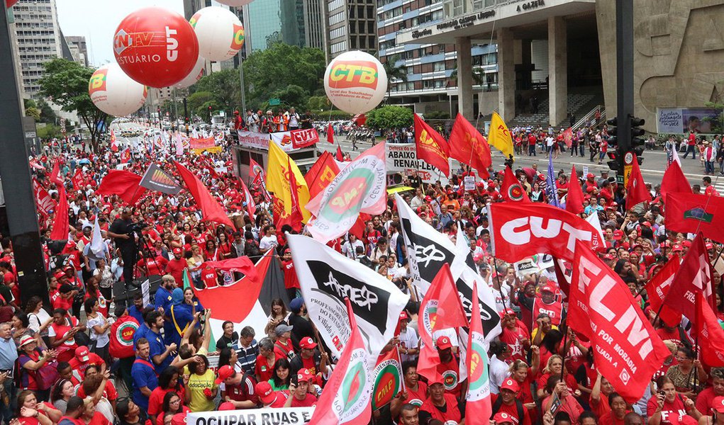 03/10/2015 - São Paulo - SP - Manifestantes da CUT realizaram um protesto “em defesa da Petrobras e da democracia” na manhã deste sábado (3) na Avenida Paulista. Foto: Roberto Parizotti/ CUT