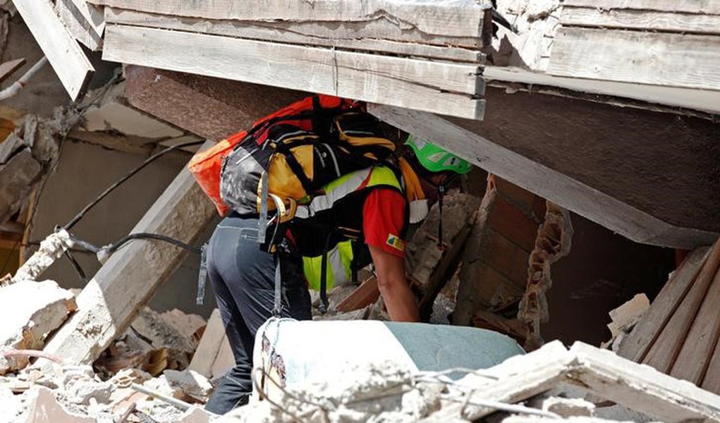Agente faz buscas após terremoto em Amatrice. 24/8/2016. REUTERS/Ciro De Luca