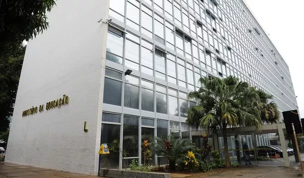 Tortura e violações contra menor: ministro Camilo Santana demite professor do Instituto Federal do Acre