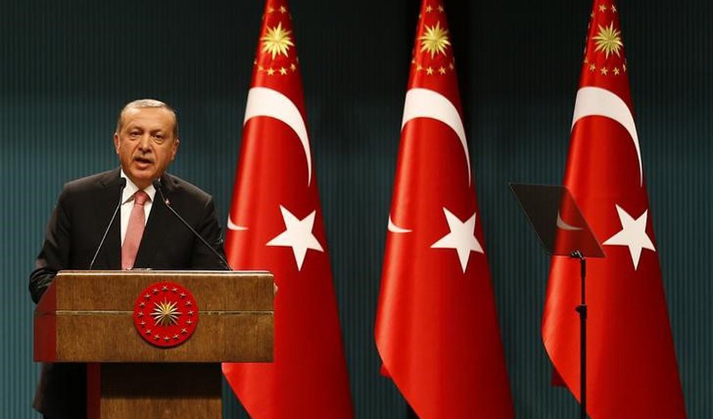 O presidente turco Tayyip Erdogan durante coletiva de imprensa Palácio Presidencial em Ancara, na Turquia após reunião do Conselho Nacional de Segurança e reuniões de gabinete. 20/07/2016 Reuters/Umit Bektas