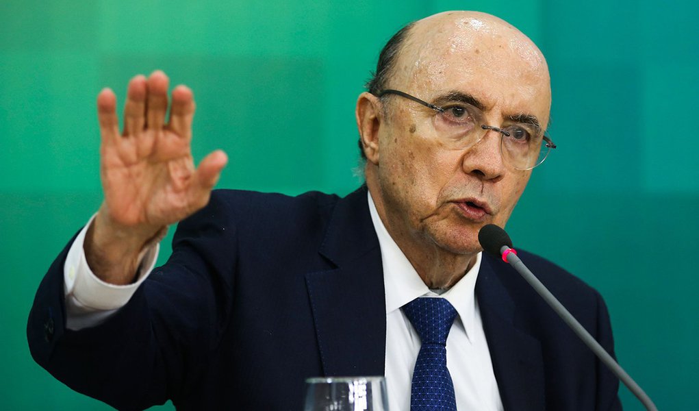 Brasília - O ministro da Fazenda, Henrique Meirelles, durante coletiva no Palácio do Planalto, anunciou o déficit primário para o próximo ano em R$ 139 bilhões (Valter Campanato/Agência Brasil)